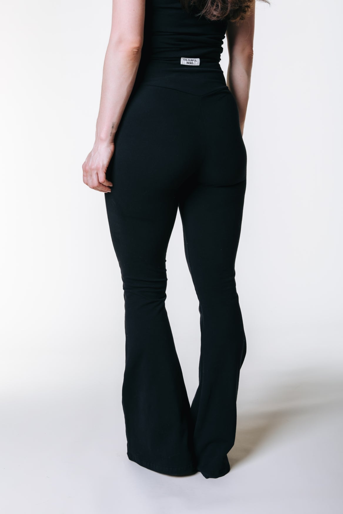 Uni taillierte Schlaghose | Schwarz