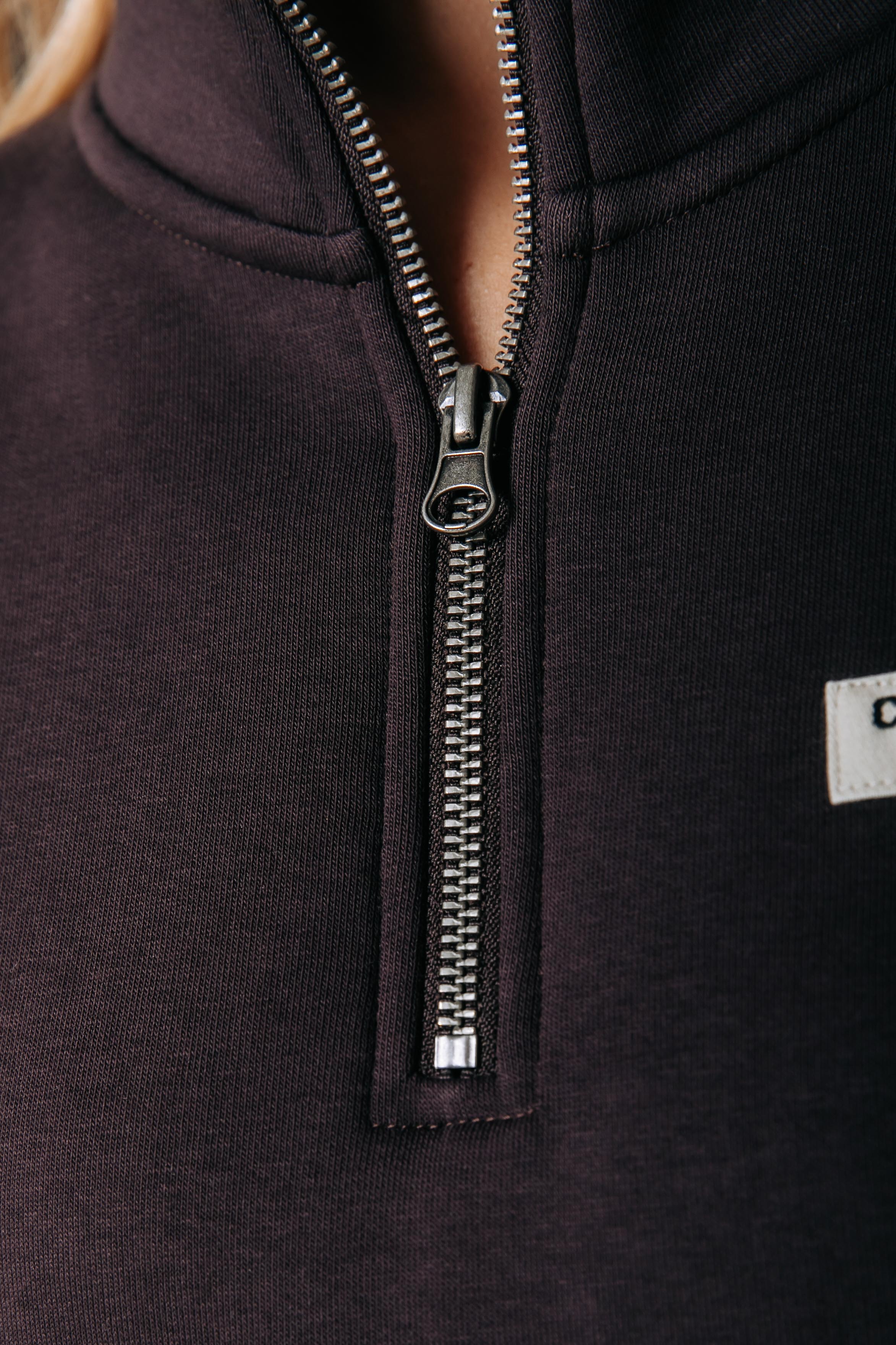 Label Zip Sweat | Darkest Brown