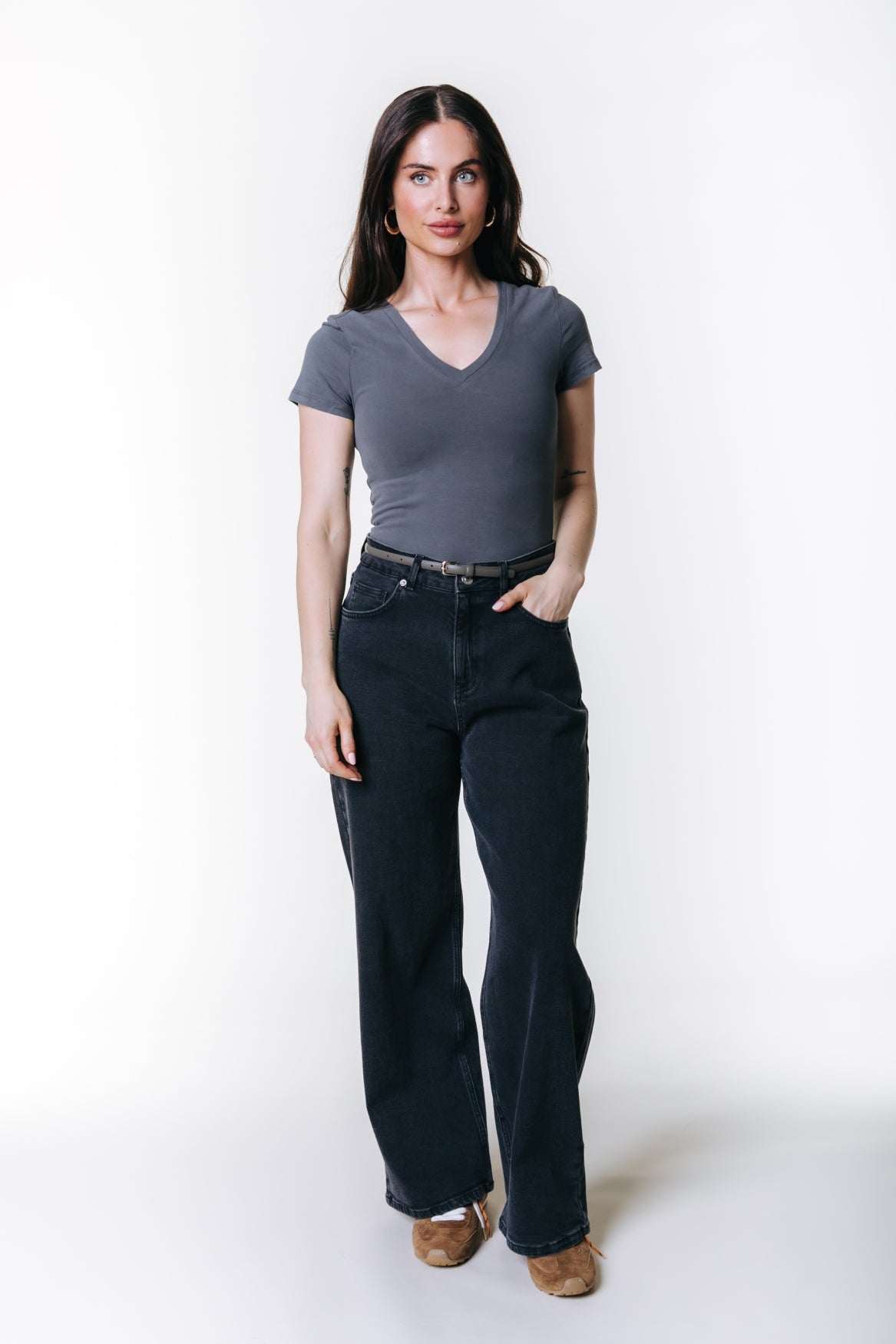 Uni Fitted V-neck T-shirt | Dark grey