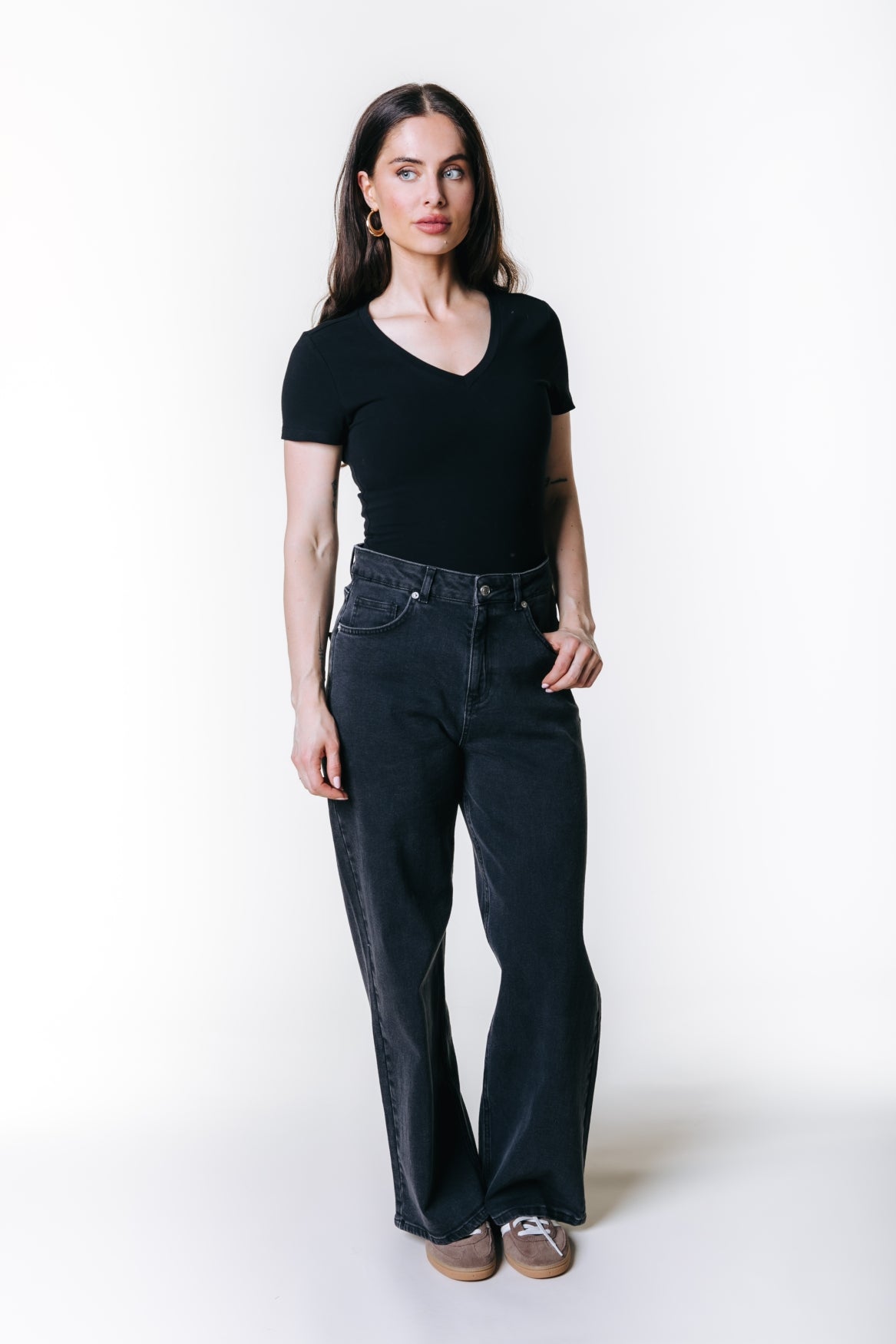 Uni Fitted V-neck T-shirt | Black