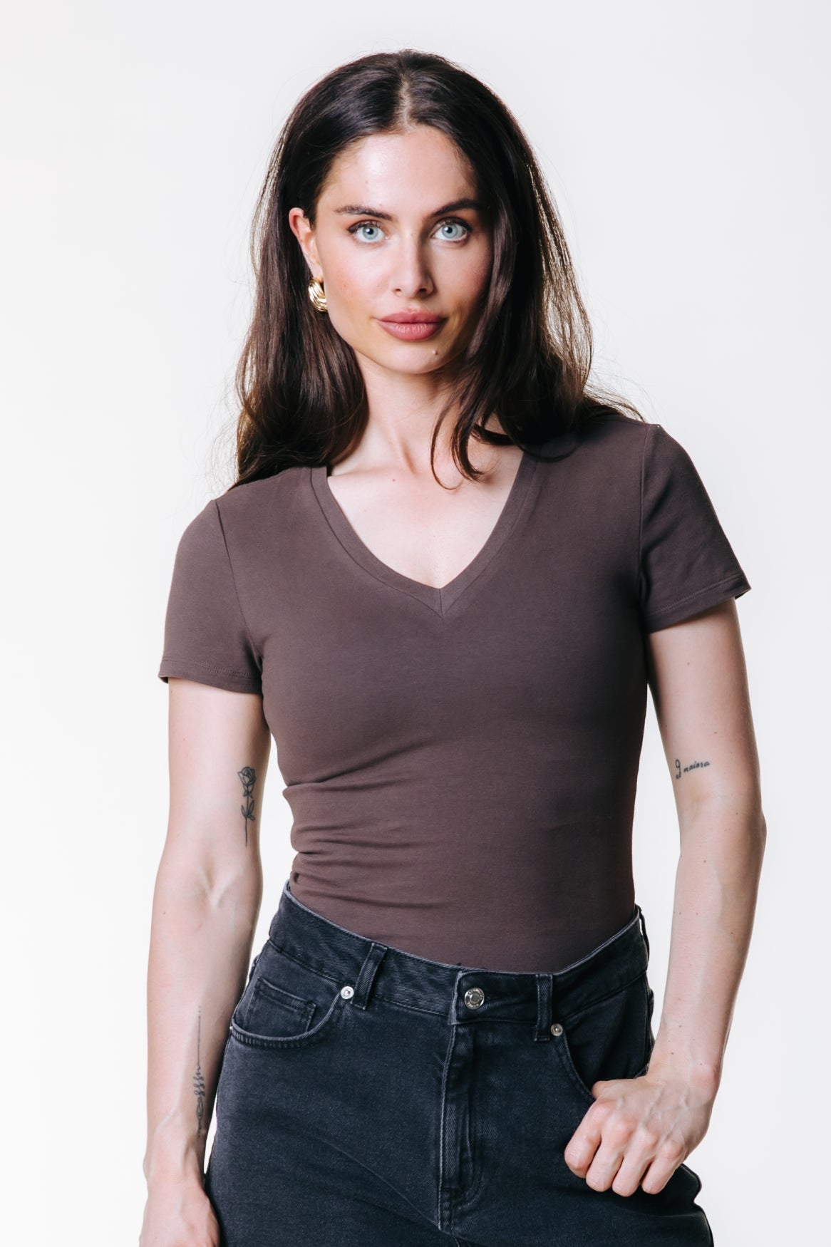 Fitted V-neck T-shirt | Brown