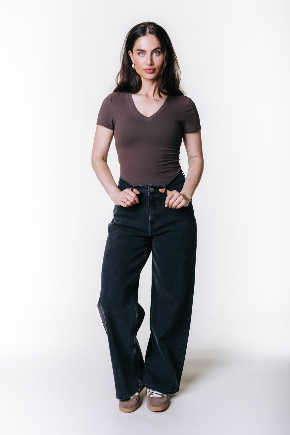 Fitted V-neck T-shirt | Brown