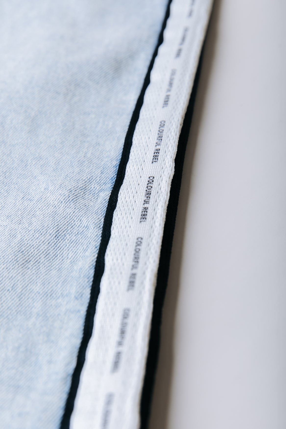 Gaias Tuxedo Tape High Rise Straight Leg Denimhose | Hellblauer Denim