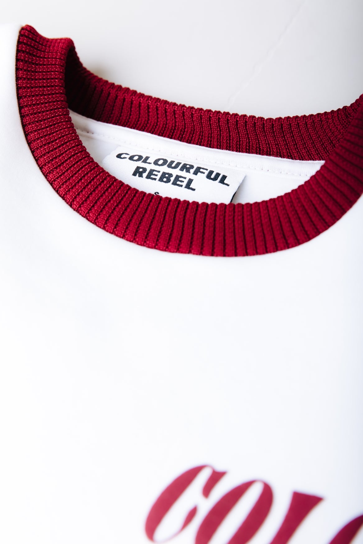 Sweatshirt mit Logo-Kontrast, geripptem Schnitt und überschnittenen Schultern | Cremeweiß