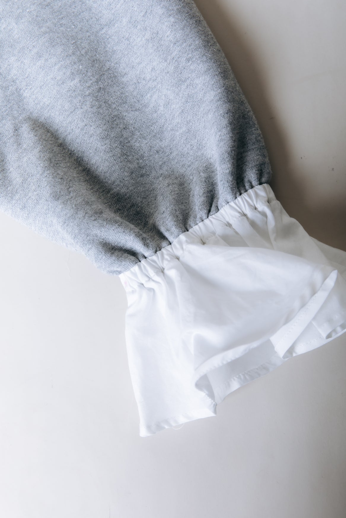 Sweatshirt mit überschnittenen Schultern und Bündchen aus Popeline | Hellgrauer Farbmix