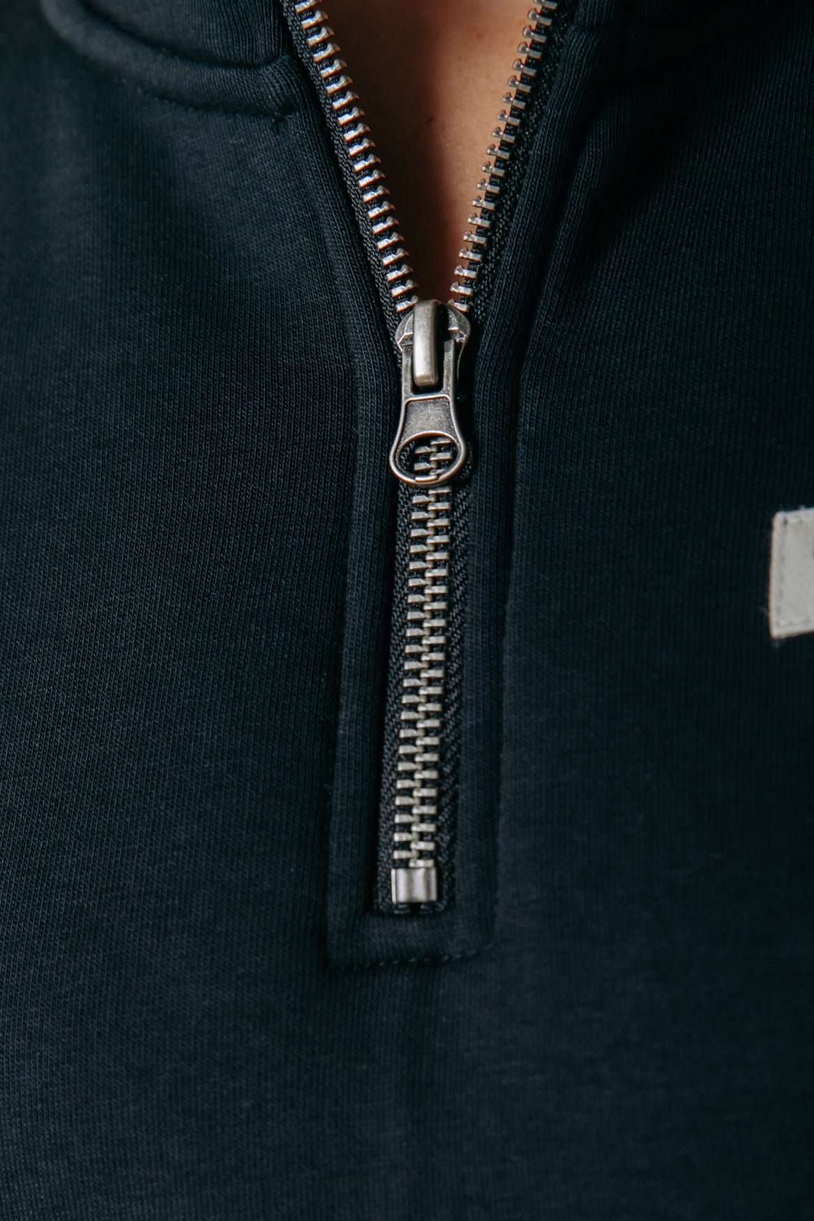 Label Zip Sweat | Black
