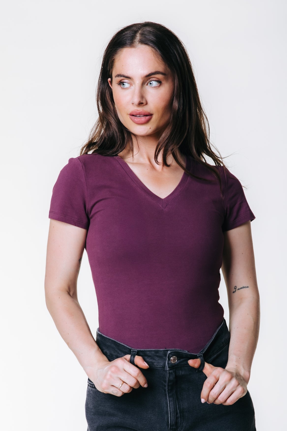 Fitted V-neck T-shirt | Merlot Red