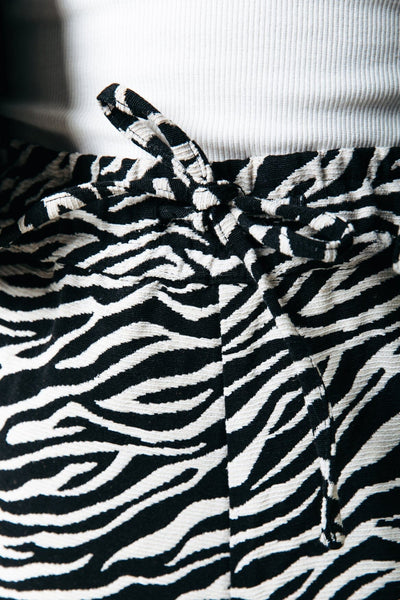 Colourful Rebel Florence Zebra Jacquard Short | Black/white 