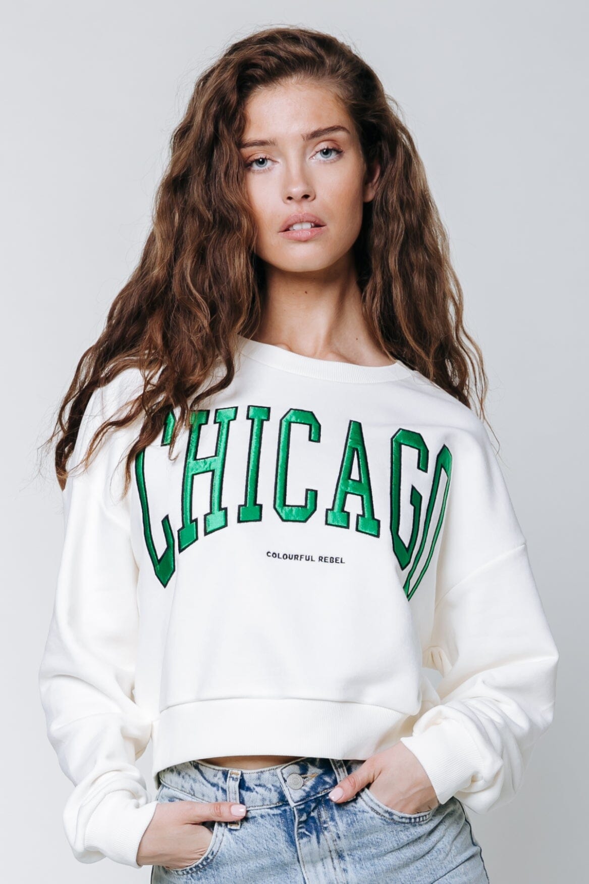 Colourful Rebel Chicago Patch Cropped Sweat | Off white 8720603281027